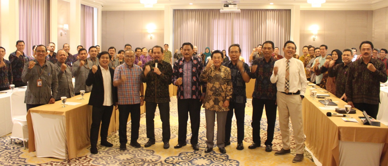 SATU VISI: Para pimpinan 30 unit usaha STIKOM Bali Group foto bersama usai acara pembukaan Rakornas STIKOM Bali Group (27/1/2024). (ITB STIKOM Bali)