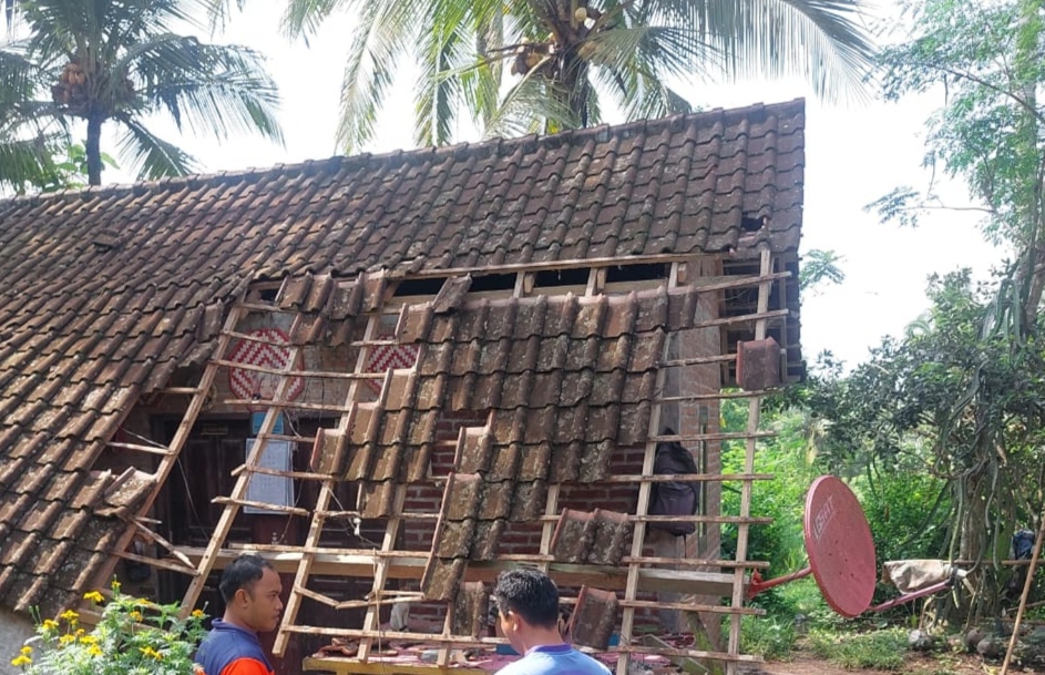 RUNTUH: Rumah milik i Komang Wita di Melaya Jembrana yang ambruk dan runtuhannya menimpa sang anak.