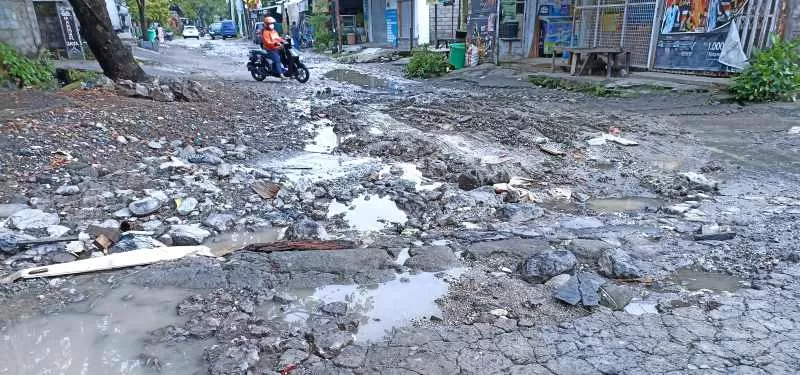 TARIK ULUR: Jalan Karya Makmur di Ubung Denpasar salah satu ruas jalan rusak yang konon tak bisa diperbaiki karena bukan jalan daerah.
