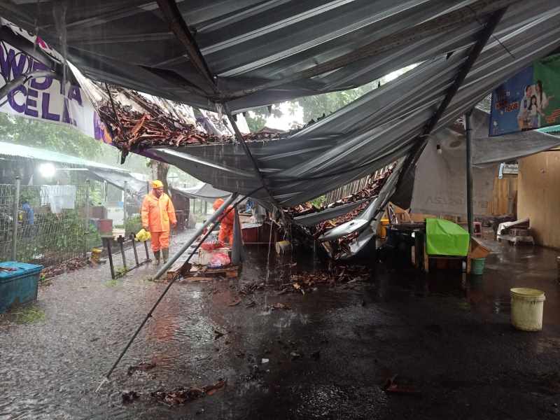 DIHAJAR ANGIN : Los pedagang ikan di pasar relokasi, Negara, ambruk . (BPBD Jembrana)