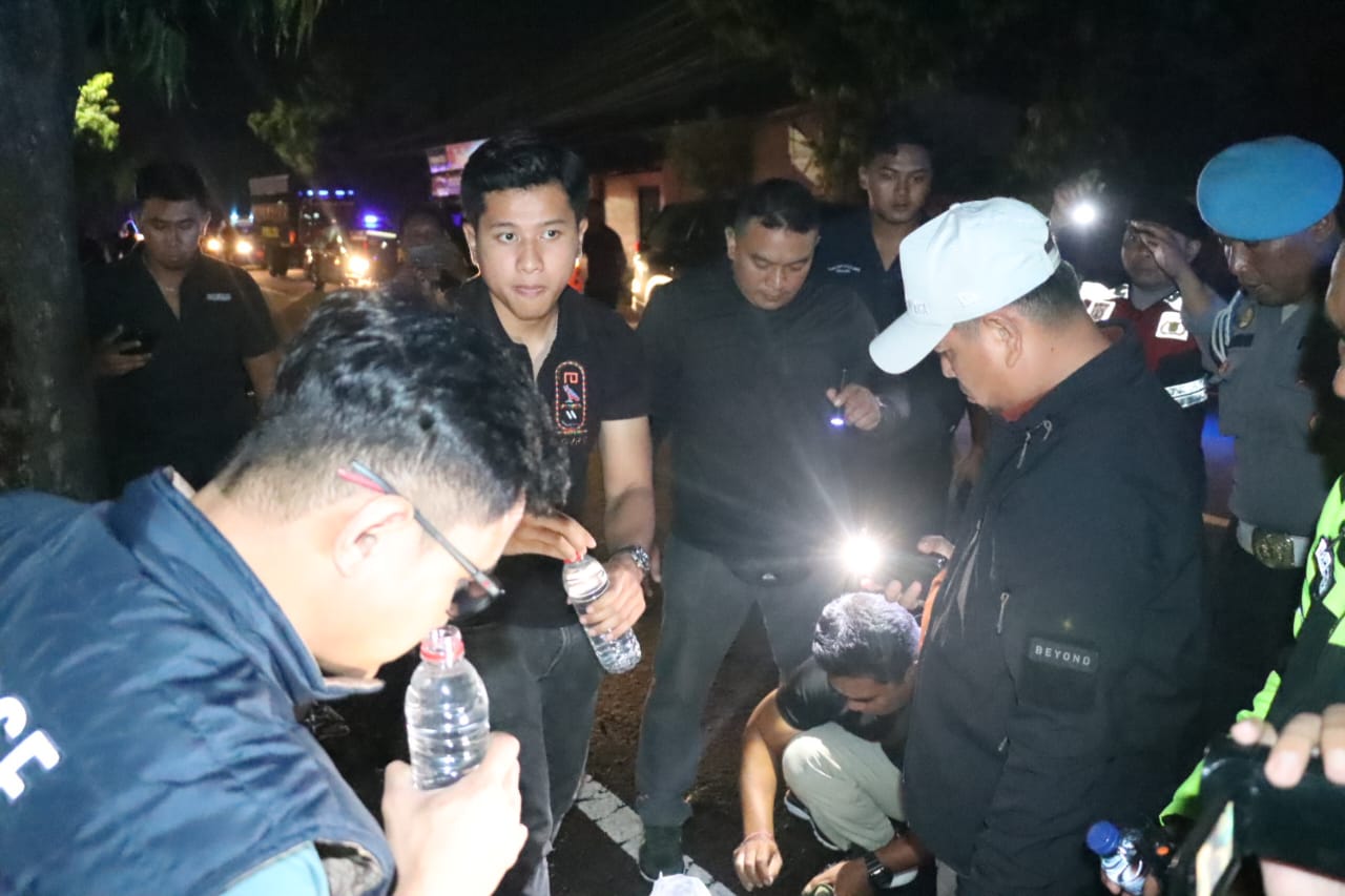 RAZIA BESAR : Polisi melakukan patroli dan memeriksa pengunjung hiburan malam. (istimewa)