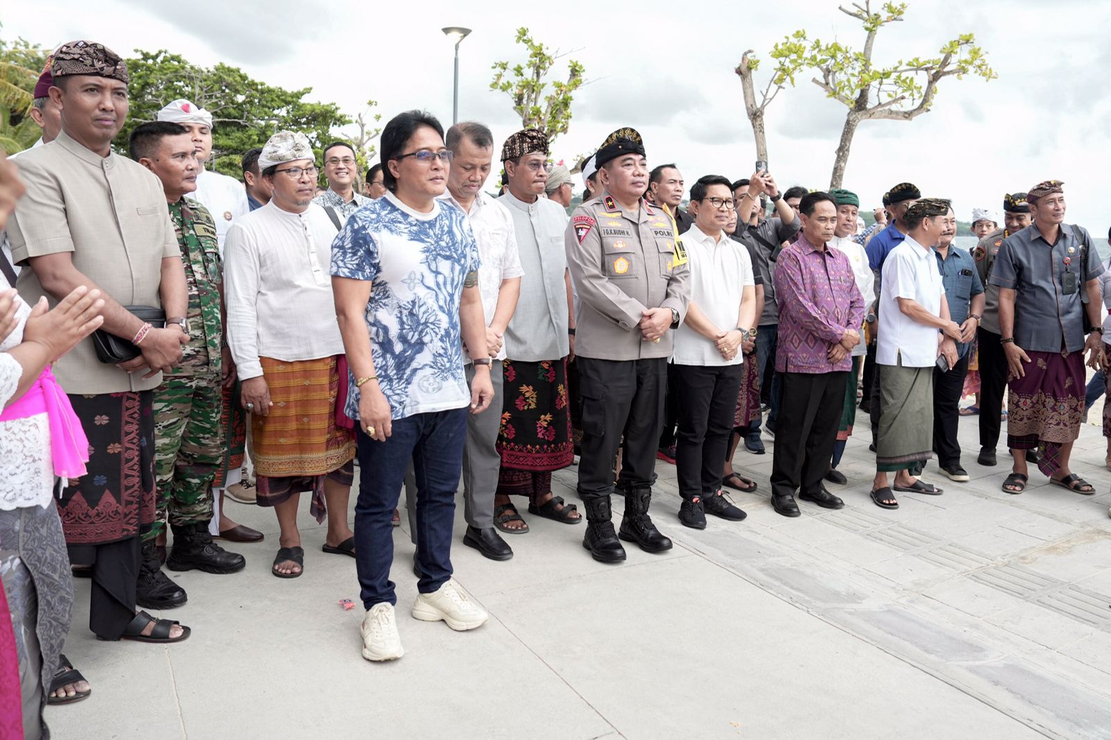 Bupati Badung I Nyoman Giri Prasta saat meresmikan Penataan Pantai dan Pendestrian Jalan Segara Giri Jimbaran, Jumat (26/1)