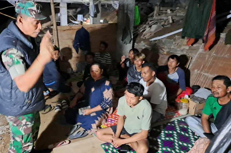 SIDAK LANGSUNG : Petugas melakukan sidak dengan sasaran para buruh bangunan. (Istimewa)