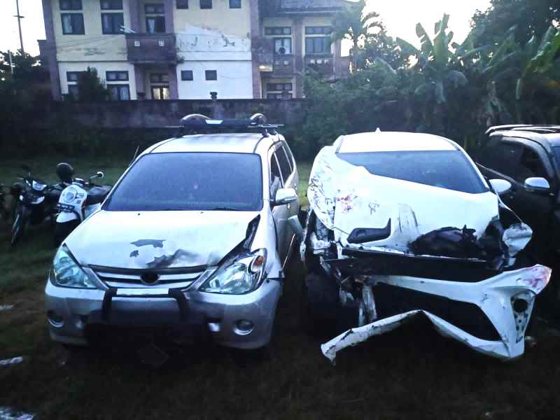 RINGSEK : Dua mobil yang terlibat kecelakan di jalan Denpasar - Gilimanuk . (Foto satlantas Polres Jembrana)