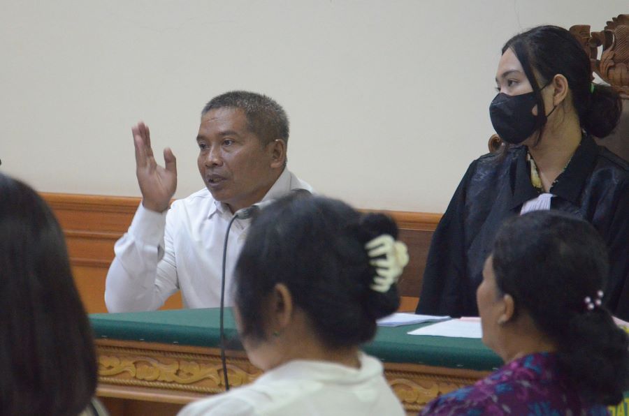 SEWENANG-WENANG: Ketua LPD Bakas Klungkung I Made Suerka saat sidang pemeriksaan saksi di Tipikor Denpasar (29/1/2024).
