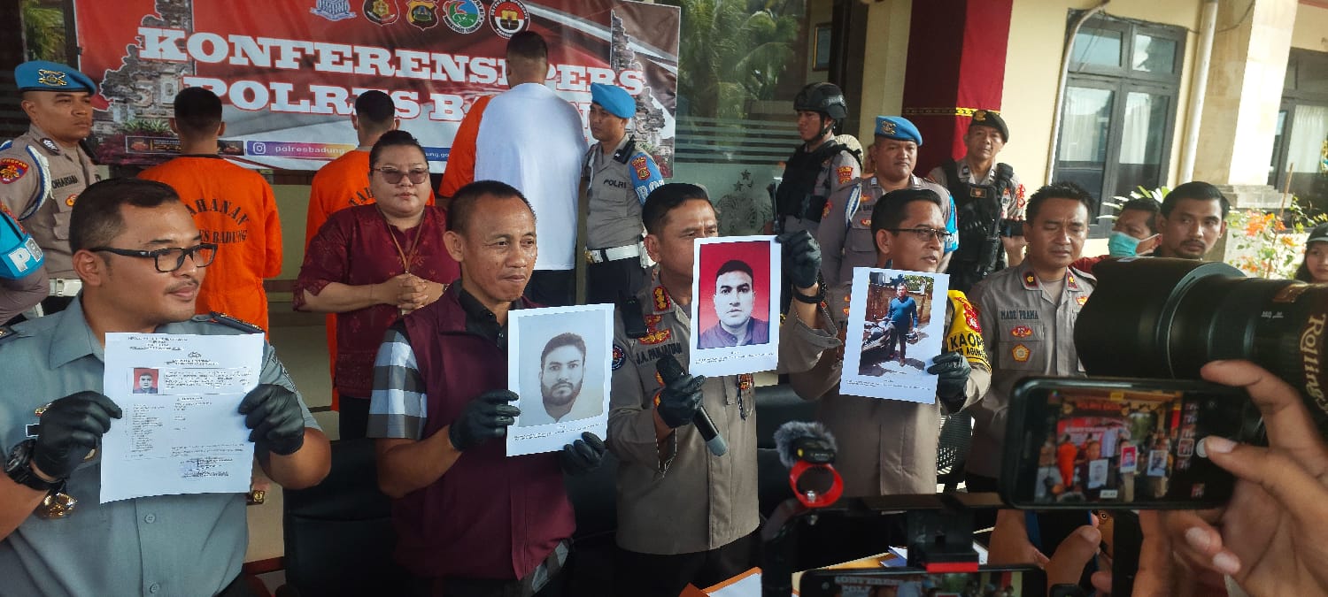 BEBER FAKTA: Gilang Danurdara selaku Kepala Bidang Intelijen dan Penindakan Keimigrasian Kantor Imigrasi Ngurah Rai. Katim Lidik Sidik Ditipidum Bareskrim Polri Kombespol Whisnu Caraka (paling kiri)