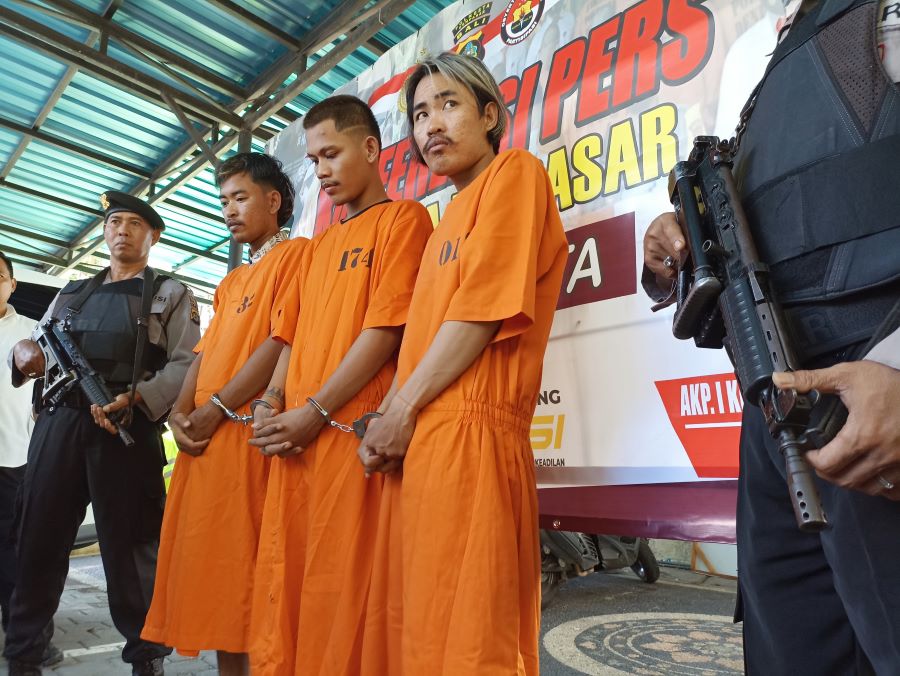 Tersangka pengeroyokan Syaiful Bahri dkk saat diamankan di Mapolsek Kuta