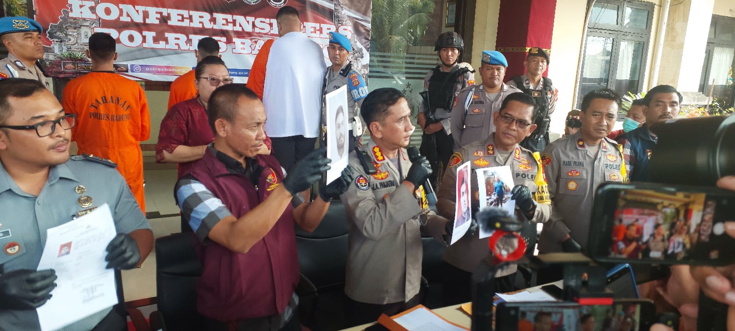 LACAK RENTAL MOTOR: Juru biicara Polda Bali Kombespol Jansen Avitus Panjaitan (tengah) saat menjelaskan kepada awak media kasus pemembakan brutal oleh gengster Meksiko.