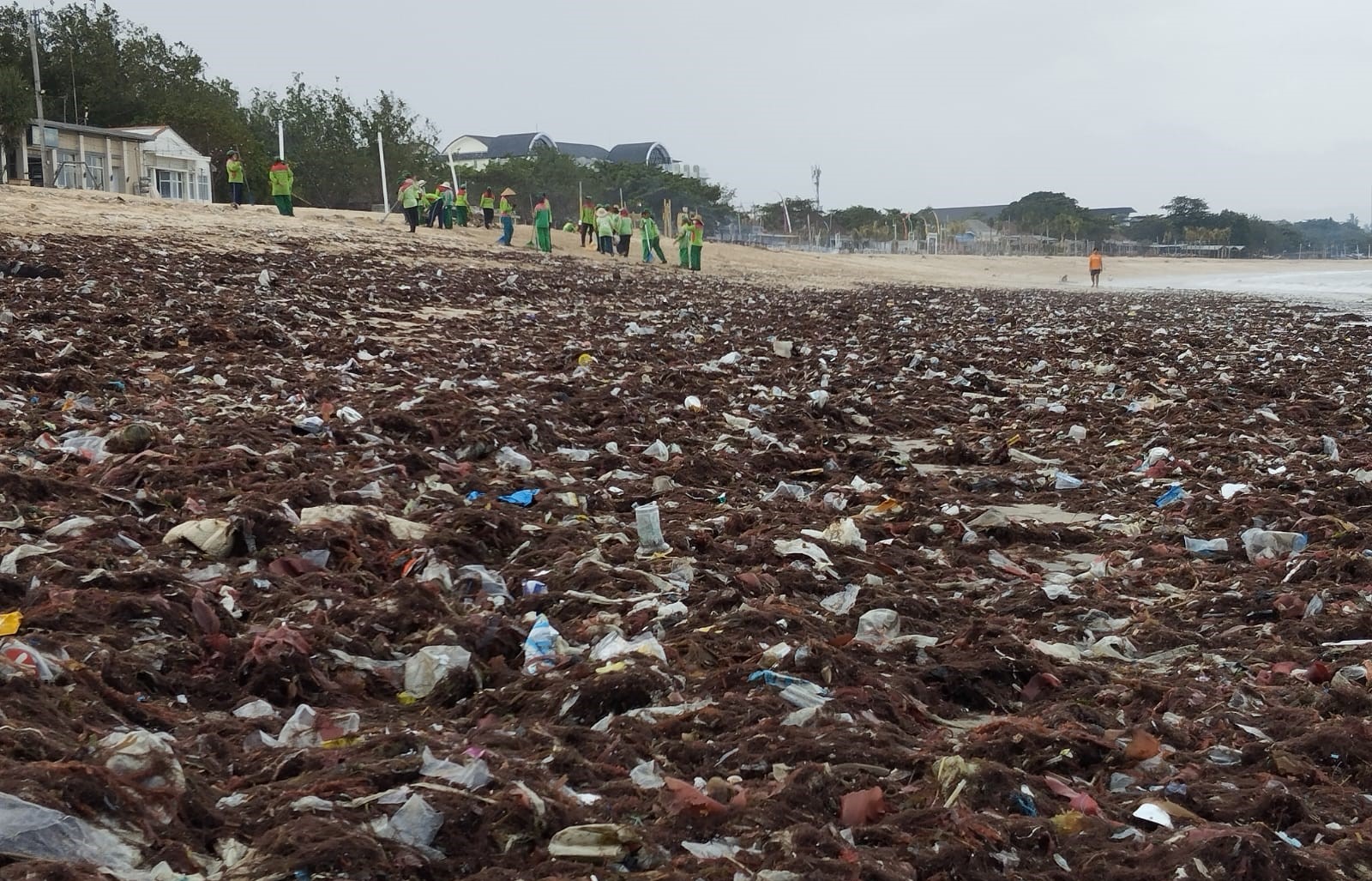 BIKIN KOTOR: Sampah kiriman yang terus menumpuk di pantai Kedonganan Jimbaran ini sudah berlangsung sejak Oktober 2023 lalu.