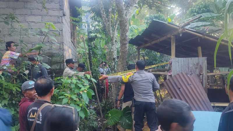 OLAH TEMPAT KEJADIAN PERKARA : petugas kepolisian saat melakukan olah TKP korban gantung diri di Banjar Dinas Kemoning, Desa Bhuana Giri, Kecamatan Bebandem, Selasa (30/1/2024). (Istimewa)