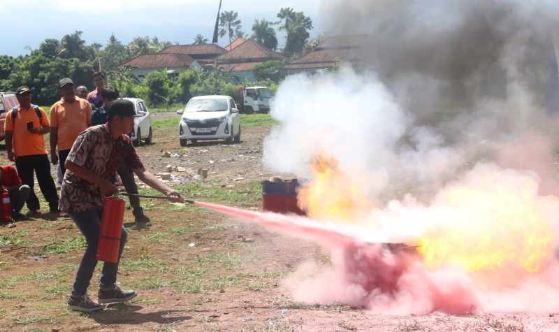 DIINGATKAN: Simulasi teknik pemadaman kebakaran dalam peringatan Bulan K3 Nasional di Buleleng. Pada momen ini, perusahaan diingatkan untuk memberikan asuransi kepada pekerja.(Foto: Kominfo Buleleng)