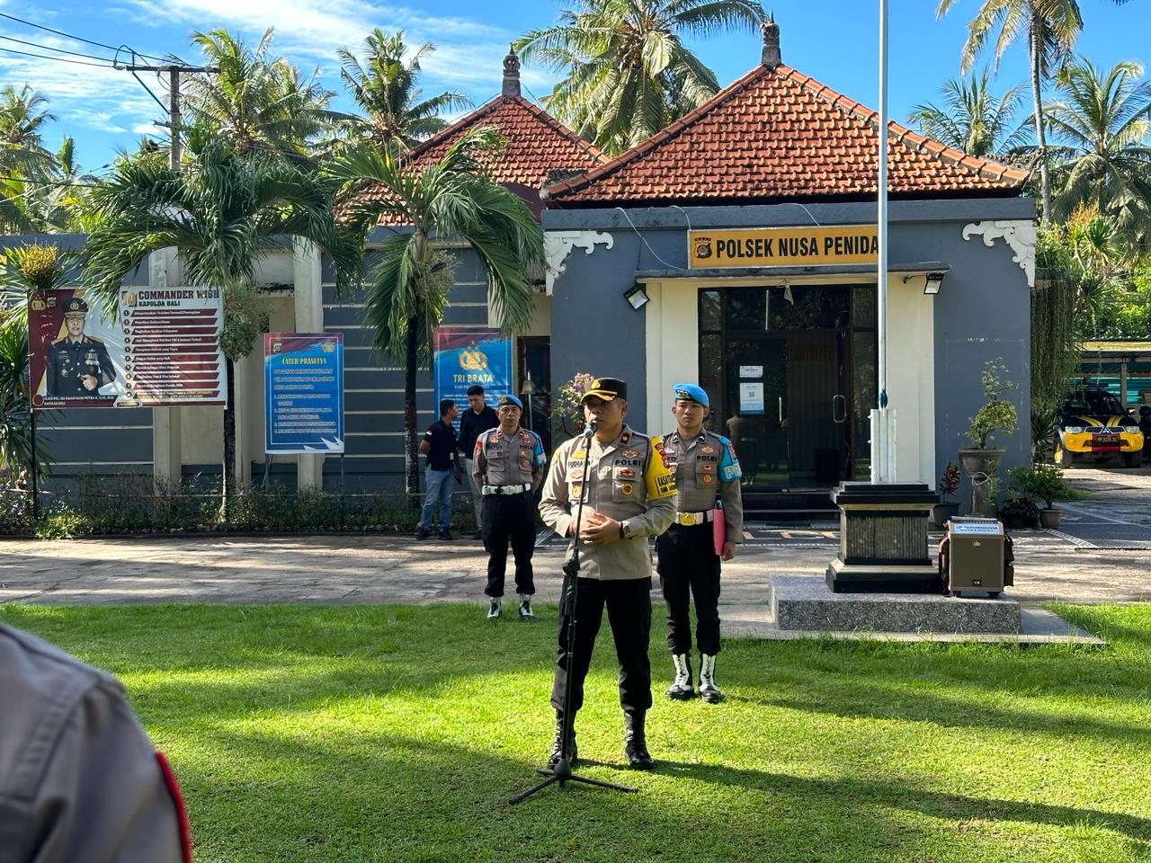 BERI PENGARAHAN : Wakapolres Klungkung, Kompol I Komang Sura Maryantika, terjun langsung memberikan arahan kepada personel Polsek Nusa Penida. Rabu (31/1/2024). (humas polres klungkung)