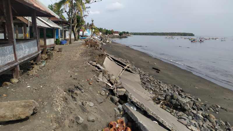 HADAPI GERUSAN OMBAK : Kondisi Pantai Pebuahan, Desa Banyubiru yang terdampak abrasi pantai . (m.basir/radar bali)