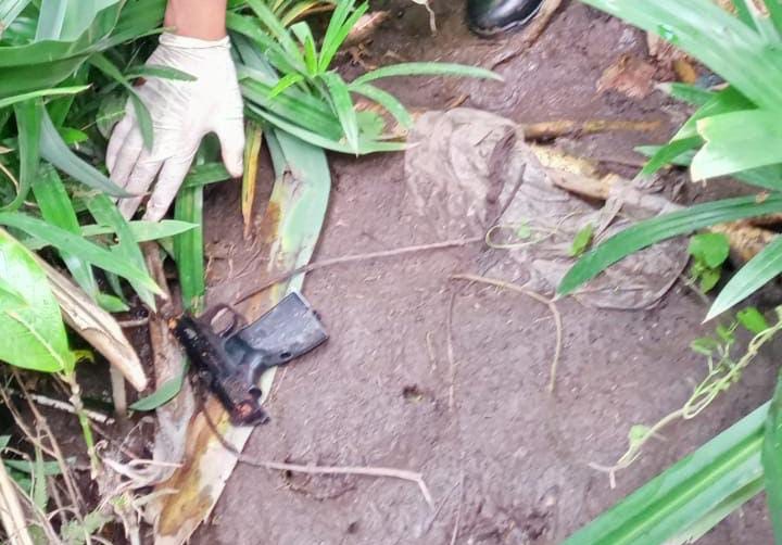 Barang bukti senjata api jenis pistol Makarov yang ditemukan di semak-semak dekat hotel Pal House Mengwi