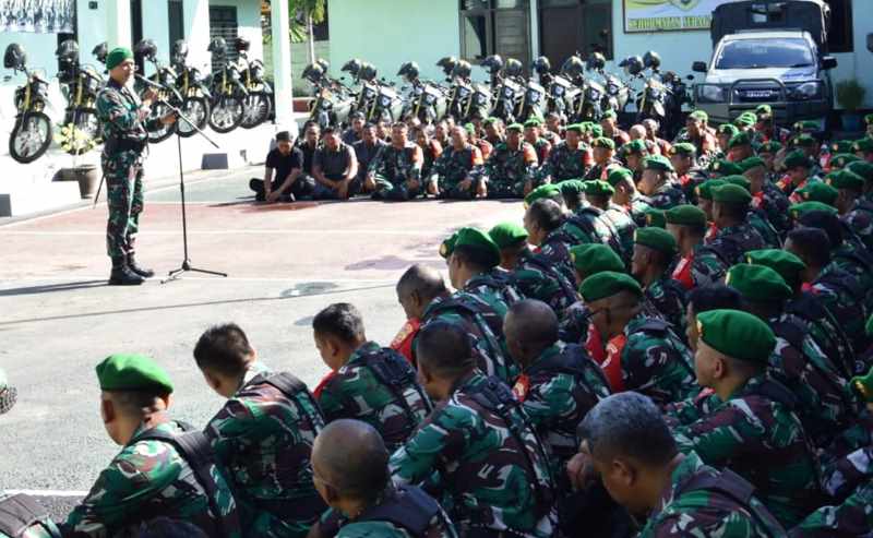 BRIFING PRAJURIT: Dandim 1609/Buleleng, Letkol Kav Angga Nurdyana memberikan arahan kepada seluruh prajurit terkait dengan Pemilu 2024.(francelino junior/radar bali)