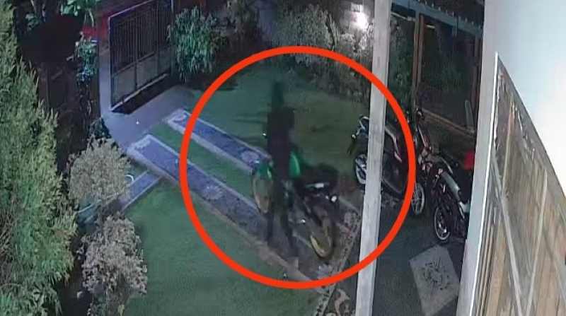 TERPANTAU KAMERA : Tangkapan layar rekaman CCTV yang menampilkan pelaku membawa kabur motor di Desa Pemuteran, Kecamatan Gerokgak. (Foto: Facebook Komang Kemput untuk Radar Bali)