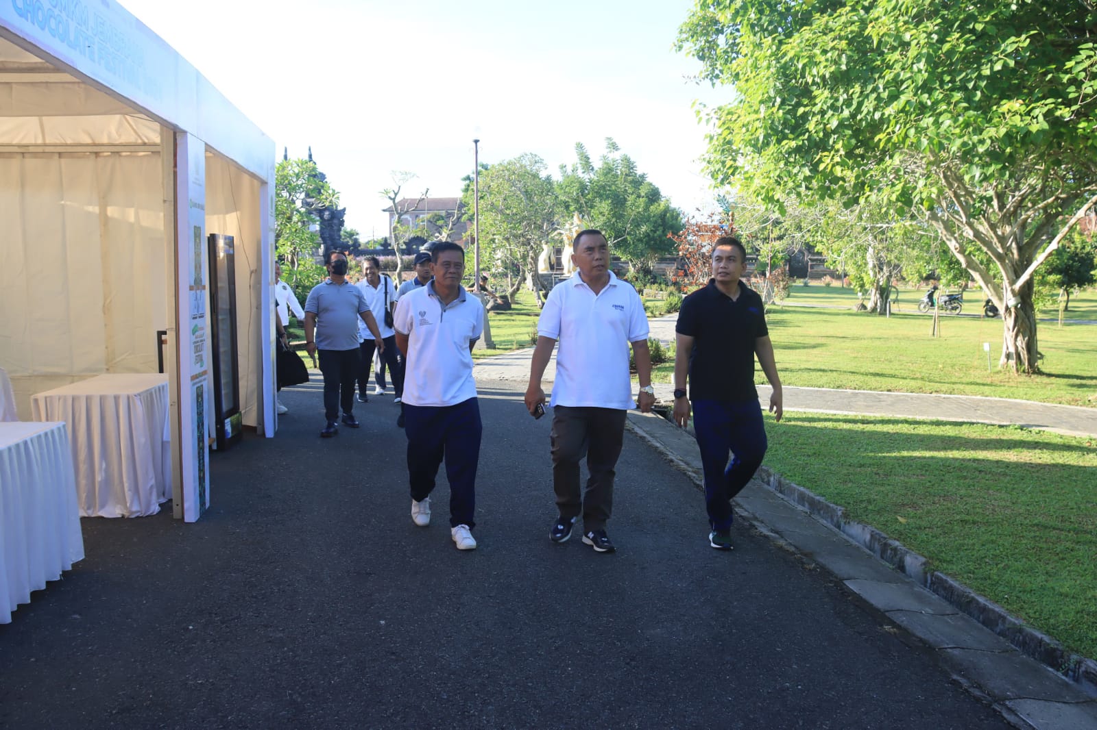 Bupati Jembrana I Nengah Tamba (tengah) saat memantau persiapan International Jembrana Bali Chocolate Festival, Jumat pagi