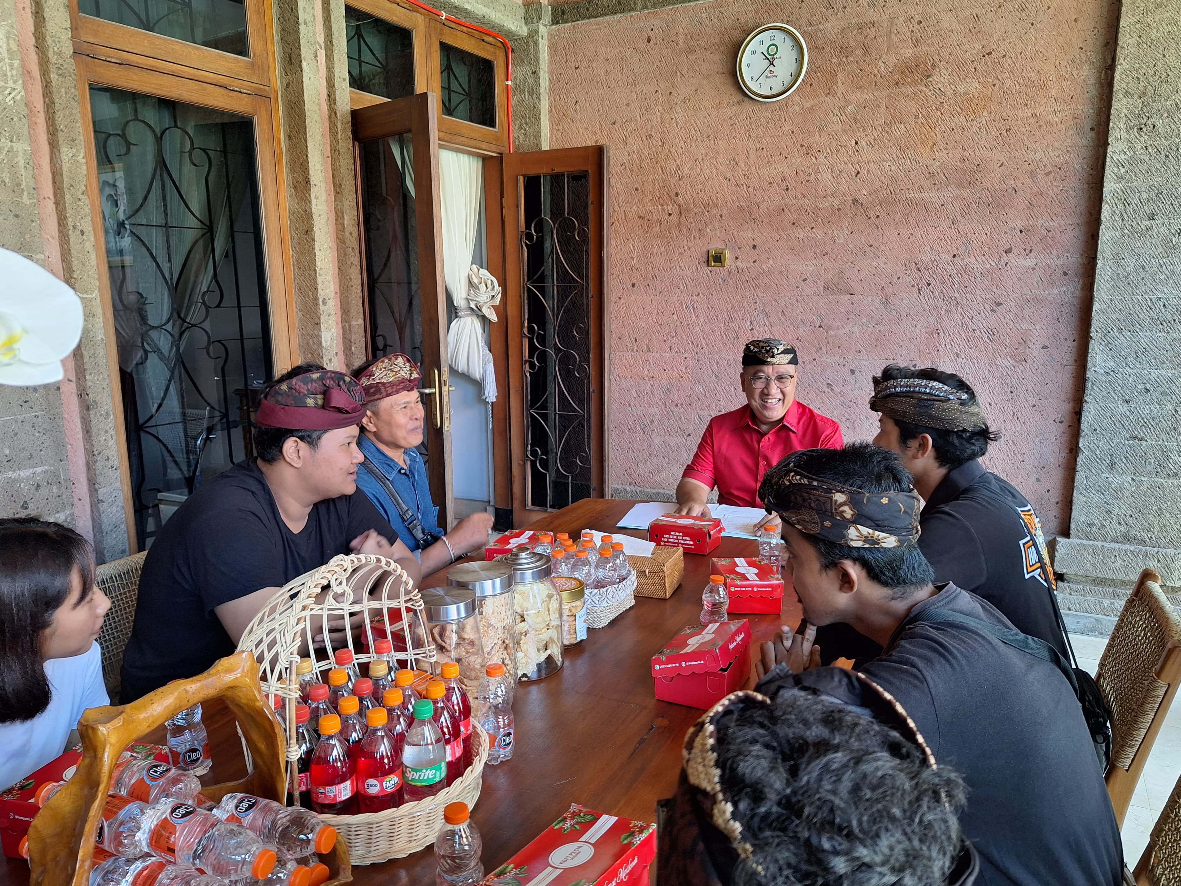 Ketua DPRD Kabupaten Badung, I Putu Parwata terima audiensi dari Sekaa Teruna Yowana Dharma Shanti, kemarin (2/1).