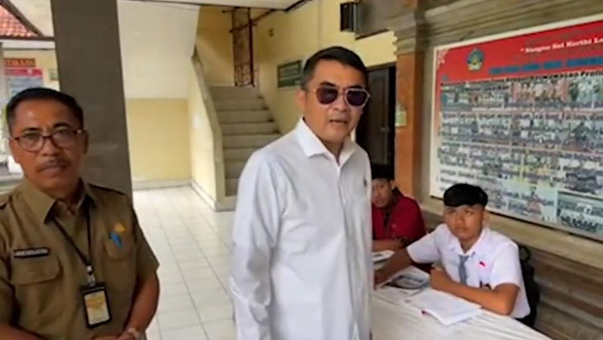 TERCENGANG: Anggota DPD RI asal bali Arya Wedakarna (tengah) saat marah-marah di salah satu SMKN di Denpasar beberapa waktu lalu dianggap melampaui kewenangannya.