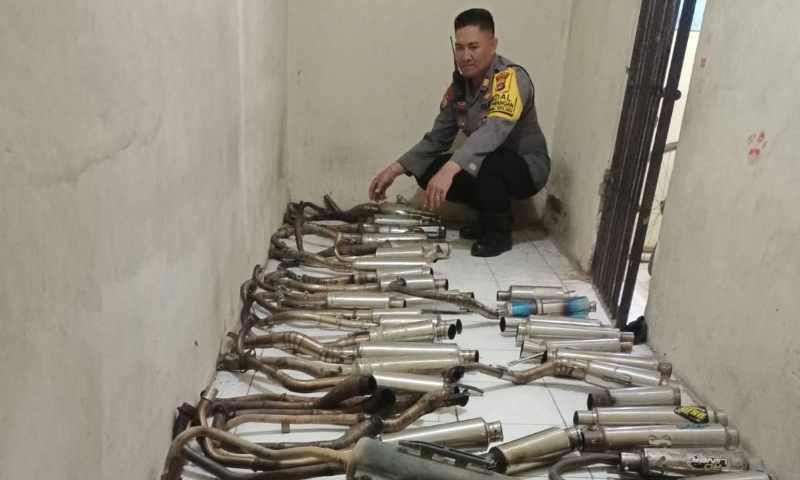 MENUMPUK : Polisi menunjukan hasil razia knalpot brong hasil sitaan dari sejumlah tempat di Gianyar. (foto:Istimewa)