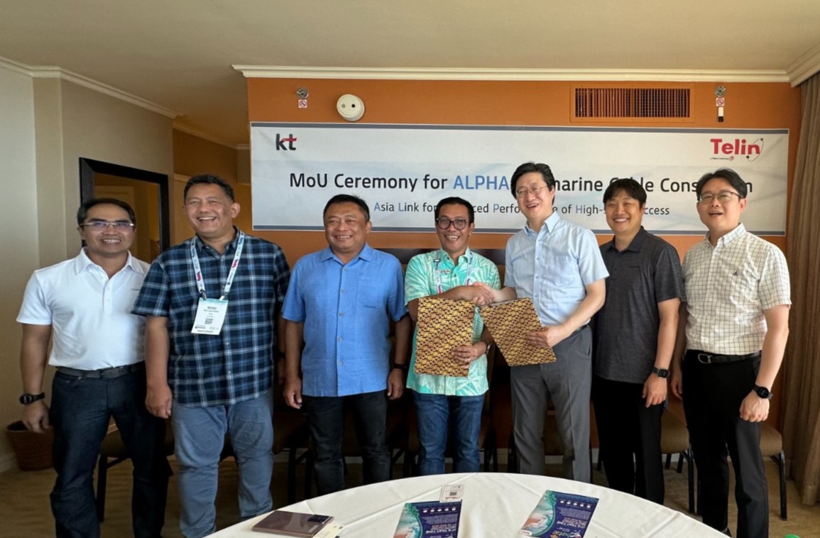 HIGHT SPEED: CEO Telin Budi Satria Dharma Purba (keempat dari kiri) dan Senior Vice President KT Corporation Jehoon Myung (ketiga dari kanan) usai penandatanganan MoU dengan ALPHA.