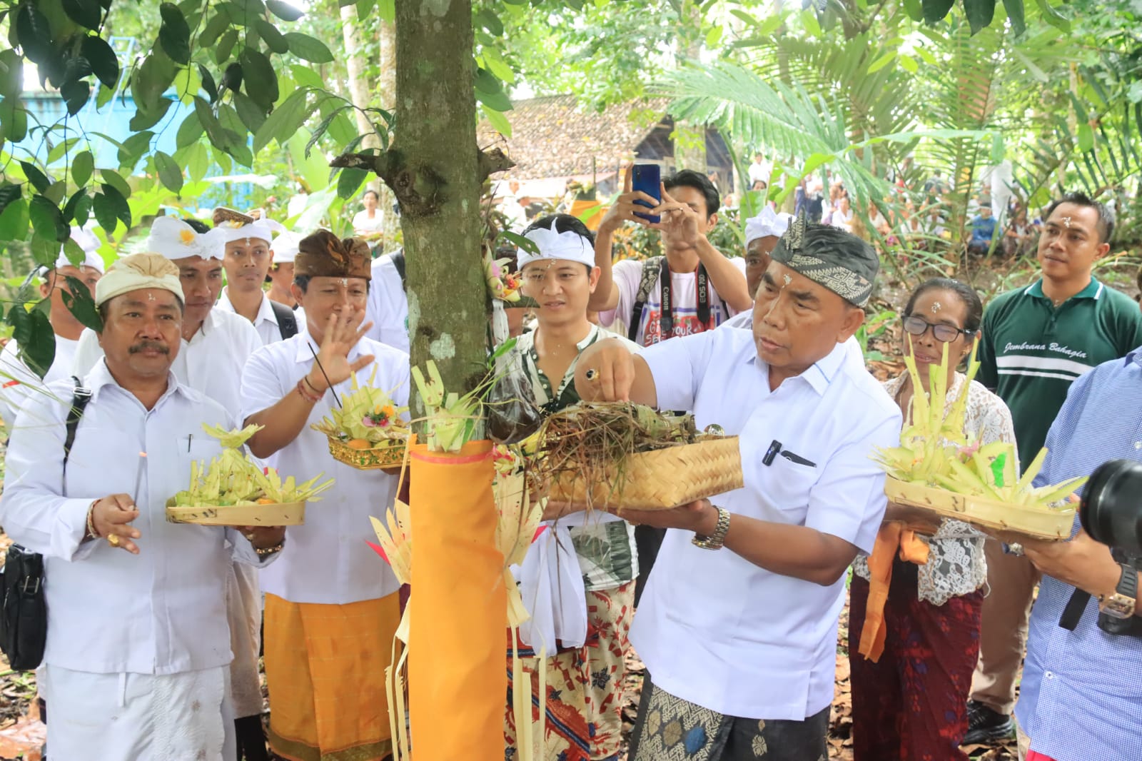 Bupati Jembrana I Nengah Tamba saat Tumpek Wariga Kabupaten Jembrana 2024 dipusatkan di Hutan Belajar Giri Amerta, Desa Yehembang Kauh, Kecamatan Mendoyo, Sabtu (3/2). Hadir juga Bupati Trenggalek