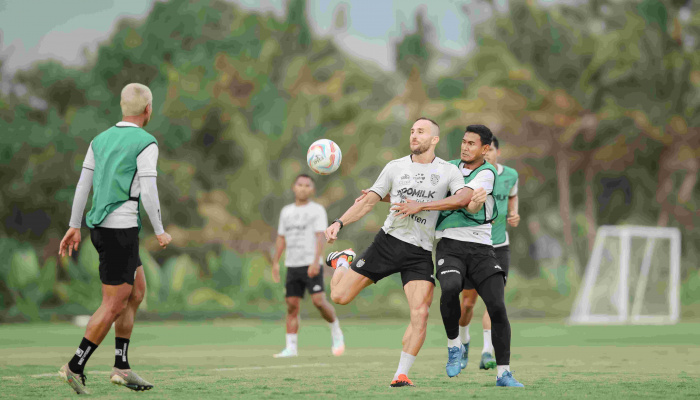 LATIHAN: Tim Bali United genjot latihan di TC Pantai Purnama Gianyar untuk hadapi Persik Kediri di laga tandang.