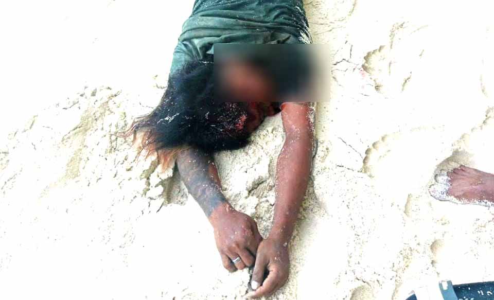 MENGENASKAN : Kondisi jasad Yuli Abdul Rohman saat ditemukan seusai kejadian. (Foto: Polsek Nusa Penida)