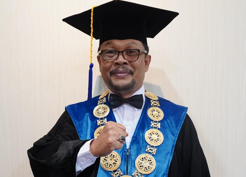 DINGINKAN TENSI POLITIK:  Rektor Universitas Udayana Prof. Ngakan Putu Gede Suardana