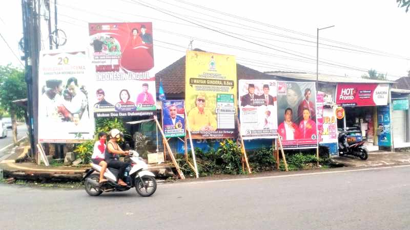 BANYAK YANG NGAWUR : Sejumlah APK parpol di Tabanan yang melanggar yang sudah tidak sesuai dengan ketentuan aturan.(juliadi/radar bali)