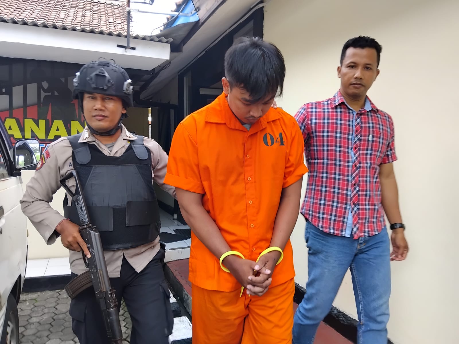 MEMALUKAN: Khoirul Rohman alias Maman, 26. Sebab, diketahui menggunakan HP dan sim yang dicuri dari Hotel Agus Jaya, Jalan Pidada XII, Ubung.