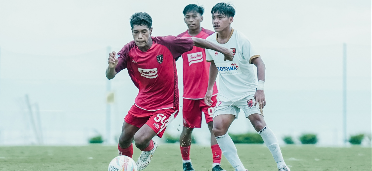 KALAH DI KANDANG: Pemain Bali United U18, Jordan Oktoserfianus saat melewati pemain PSM Makassar U18 di laga EPA Academy.