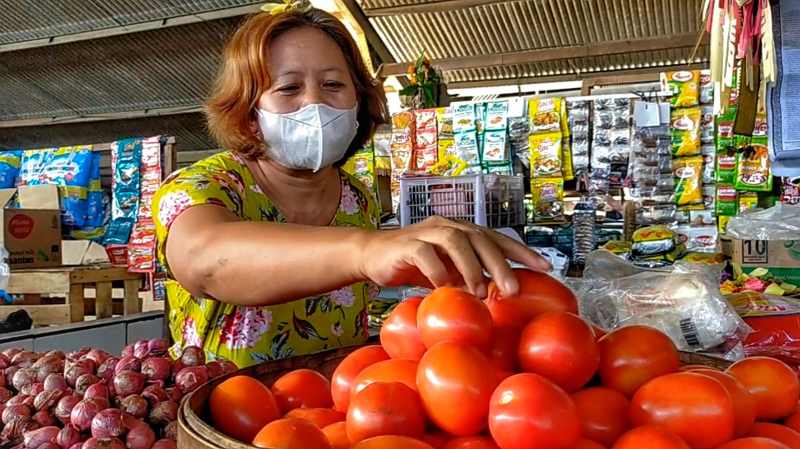 HARGA MERANGKAK NAIK : Pedagang bumbu dapur di Pasar Karangsokong, Subagan. (Foto zulfika rahman/radar bali)