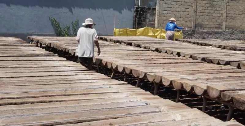 AKTIVITAS DI MUSIM KEMARAU : Petani garam Karangasem saat cuaca panas. (dok.radar bali)