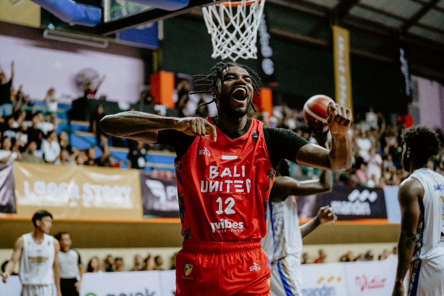 SELEBRASI:  Kierrel Green tampil menjadi man of the macth dalam pertandingan Bali United Basketball vs Prawira Harum Bandung.