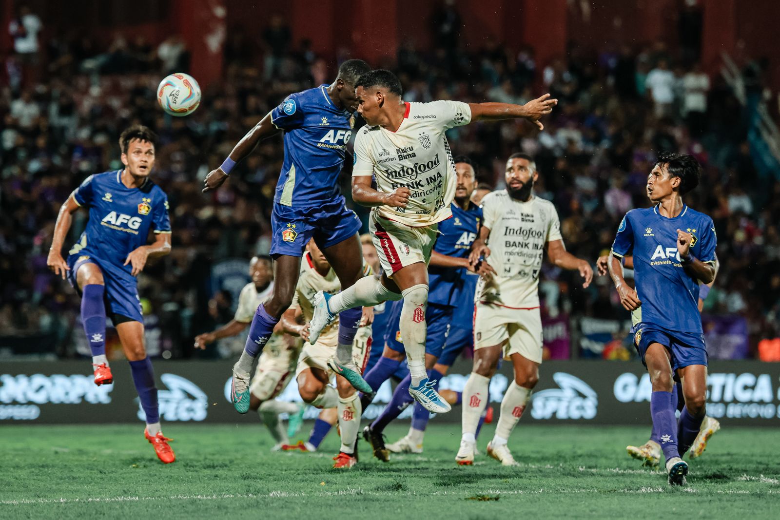 KOMUNIKASI TAK JALAN: Eber Bessa terlibat perebutan bola atas di laga lanjutan Liga 1 di Stadion Brawijaya Kediri (5/2/2024)