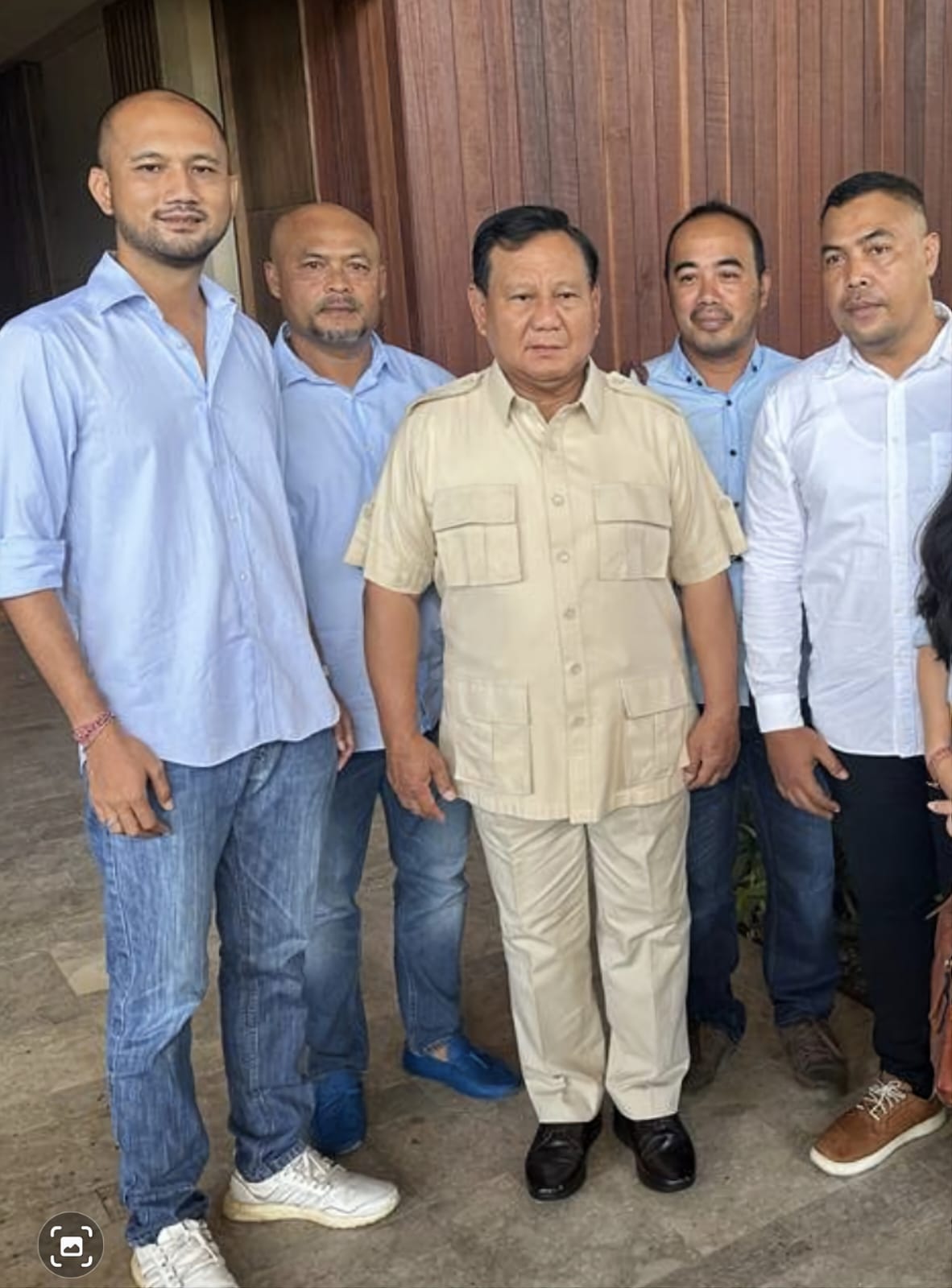 MISI MENANGKAN 02: Ketua Rumah Gibran Bali Agus Ega Indra Jaya (kiri) bersama Capres Prabowo Subianto di Bali (6/2/2024). (Rumah Gibran Bali)