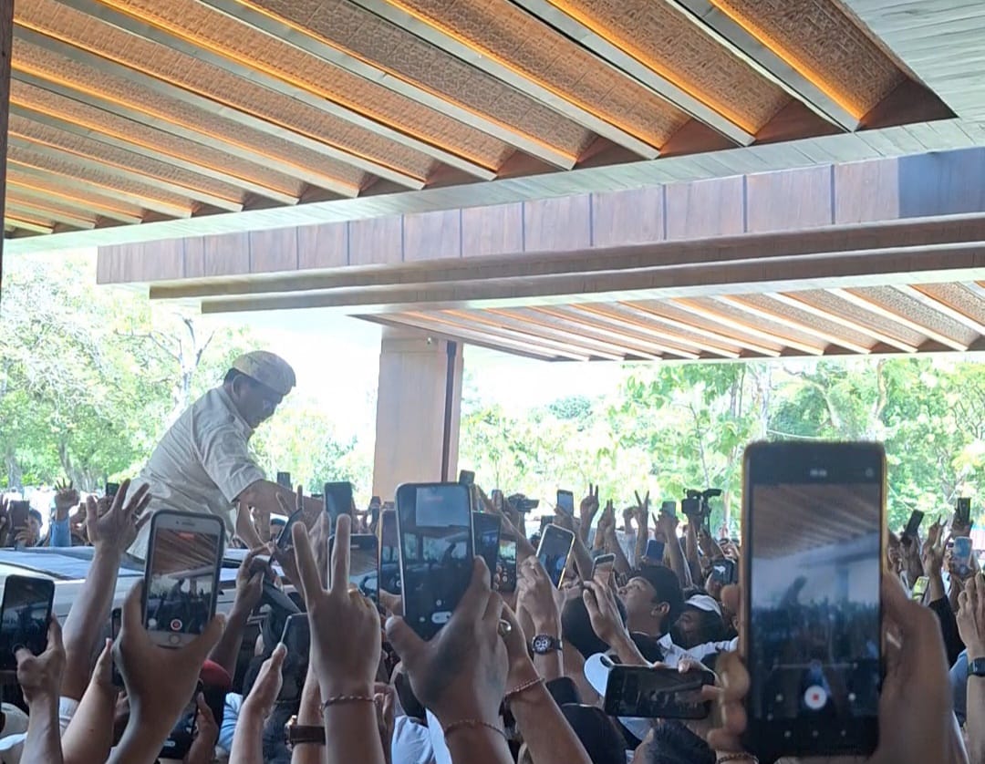 DIELU-ELUKAN: Capres Prabowo Subianto disambut masyarakat saat menghadiri HUT Partai Gerindra, di The Meru Sanur, Denpasar, Selasa (6/2/2024). (Ari Rismaya Dewi/Radar Bali)