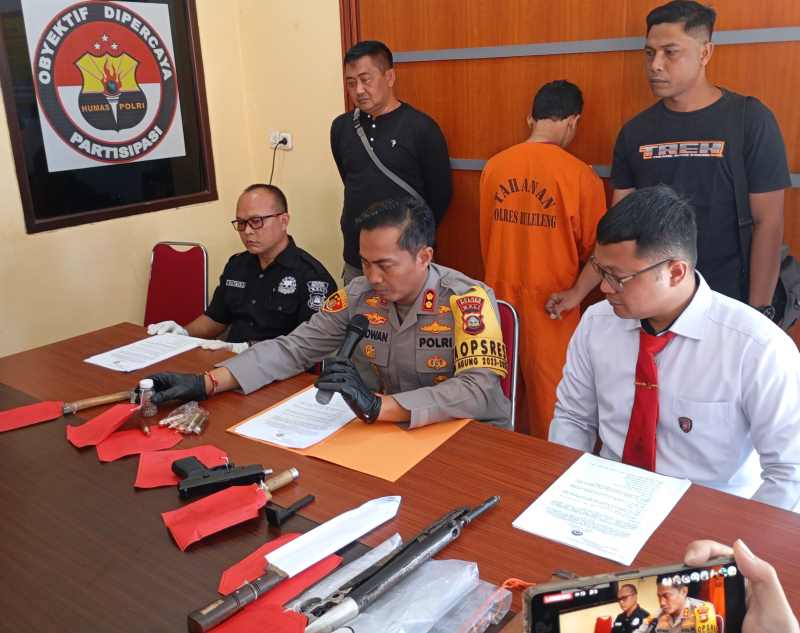 INI KOLEKSINYA: (Dari kiri) Kasat Reskrim Polres Buleleng, AKP Arung Wiratama (baju putih berdasi), Kapolres Buleleng, AKBP Ida Bagus Widwan Sutadi (tengah), dan Joko.(francelino junior)