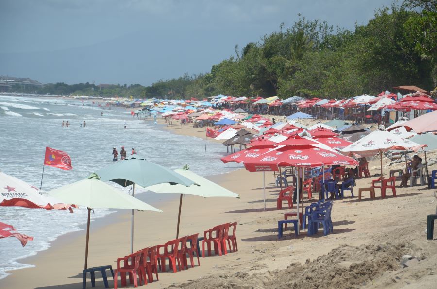 KUMUH: Pantai Kuta yang semrawut penuh dengan pedagang kaki lima di bibir pantai jadi sorotan pj Gubernur Bali S.M Mahendra Jaya.