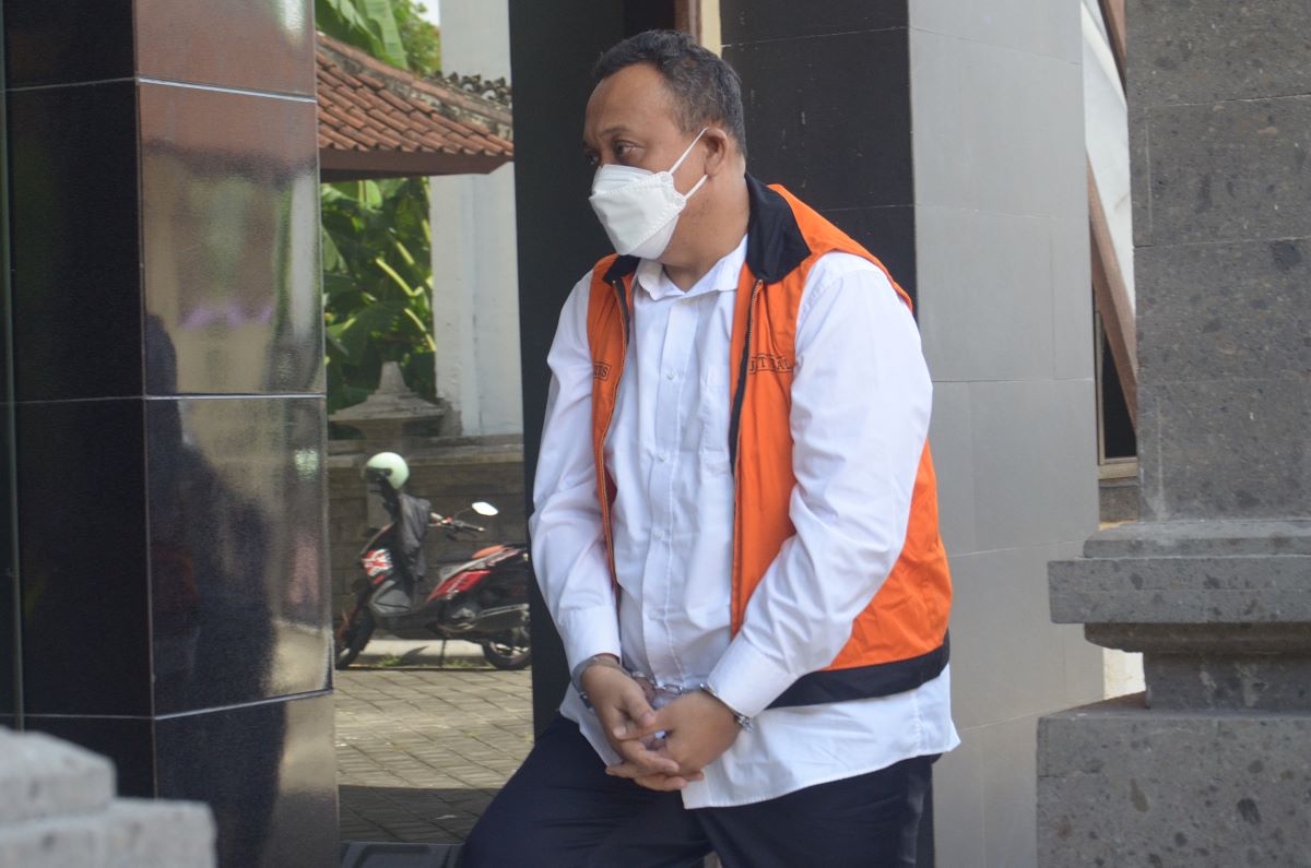 TUNTUTAN JPU: Terdakwa pungli jembatan timbang Cekok Gilimanuk yang menjabat Korsatpel UPPKB Gilimanuk I Made Dwi Jati Arya saat tiba di Tipikor Denpasar Senin (5/2/2024).
