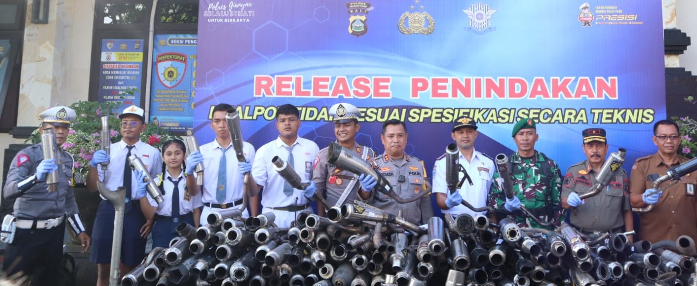 AJAK LANGSUNG LIHAT BARANG BUKTI : Polisi menghadirkan pelajar sebagai bentuk sosialisasi larangan penggunaan knalpot brong. [Istimewa]