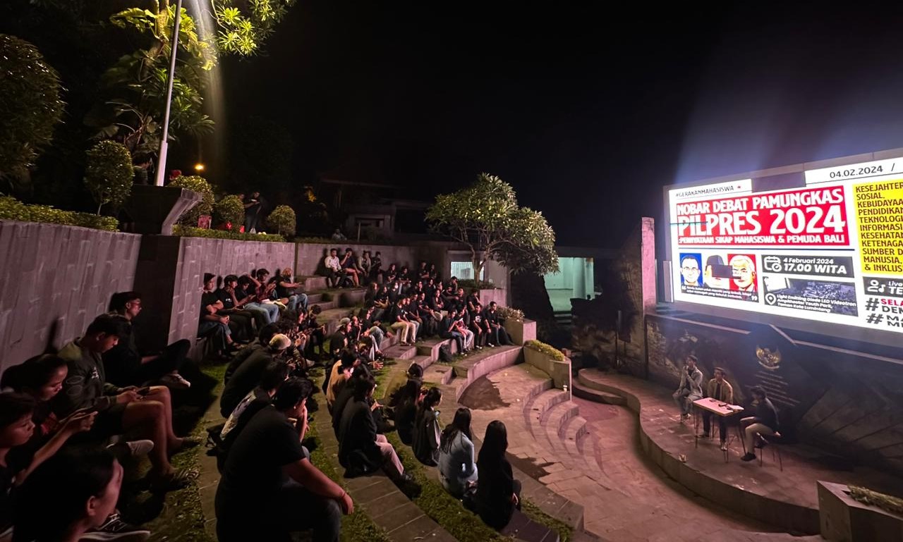 KRITIK JOKOWI: Nonton bareng debat Pilpres dan Diskusi kalangan mahasiswa  Minggu, (4/2/2024) di Lapangan Lumintang Denpasa