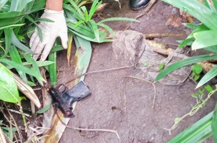 DIUSUT: Pistol Makarov buatan Rusia yang ditemukan di semak-semak dekat Vila The Palm House Tumbak Bayuh Mengwi Badung beberapa hari setelah kasus penembakan Mehmet Turan oleh gengster Meksiko.