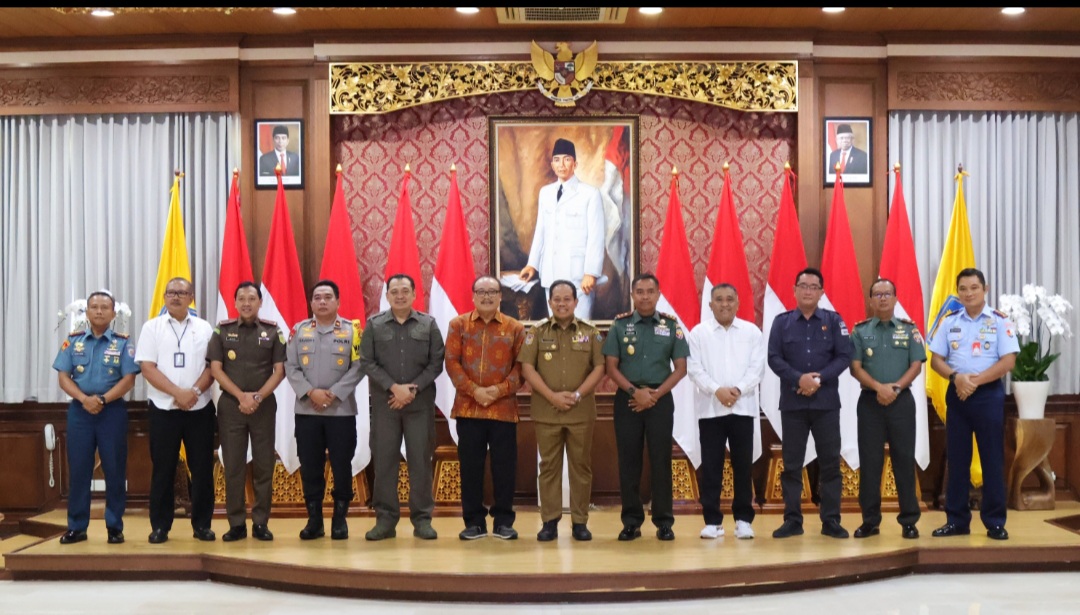 Penjabat Gubernur Bali Sang Made Mahendra Jaya (tengah) foto bersama usai rapat Forkopimda di kantor Gubernuran Senin (5/2/2024).