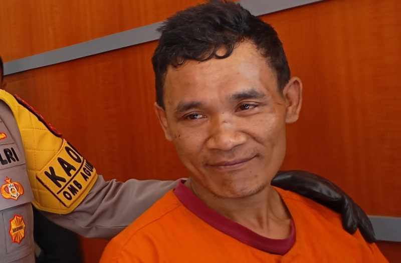 PENYUKA SENJATA : Joko dengan senyum khasnya meski sudah ditangkap polisi. Ia mengaku memiliki senjata karena senang.(francelino junior)