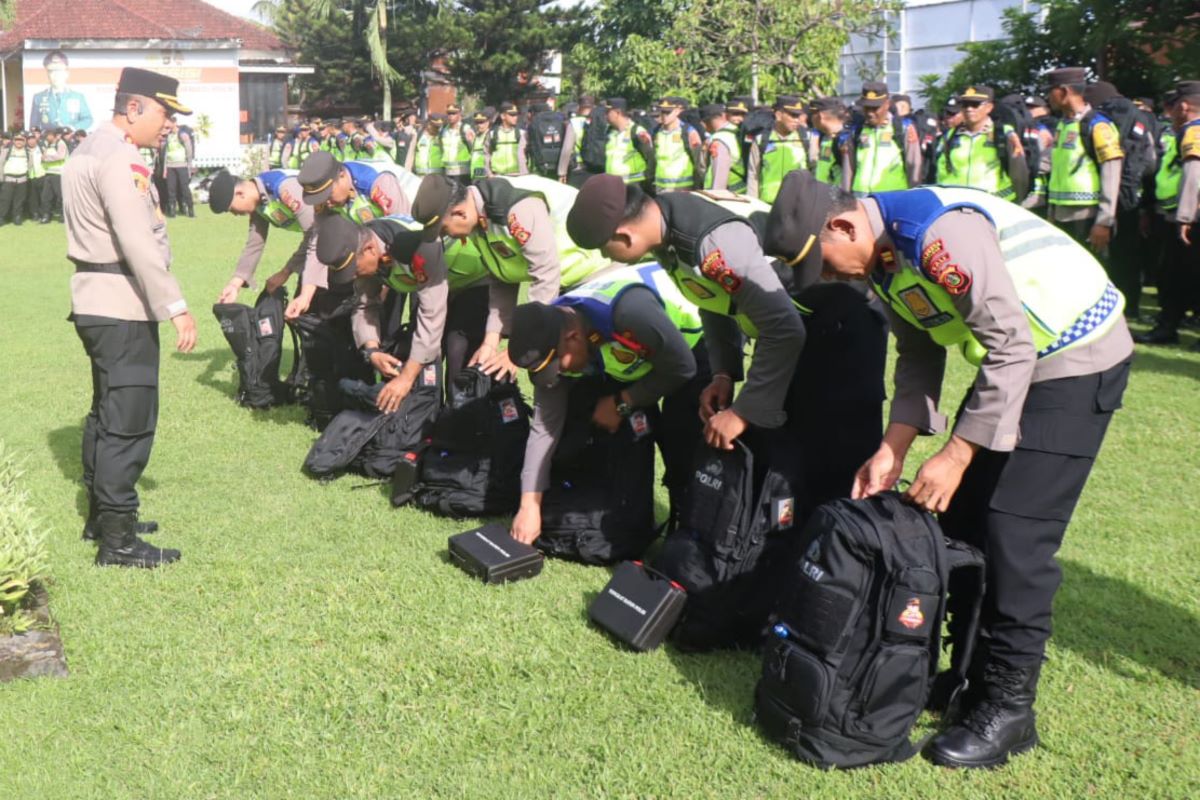 Sejumlah personil Polresta Denpasar saat melakukan apel kesiapan pengamanan dan pengawasan Pemilu 2024.
