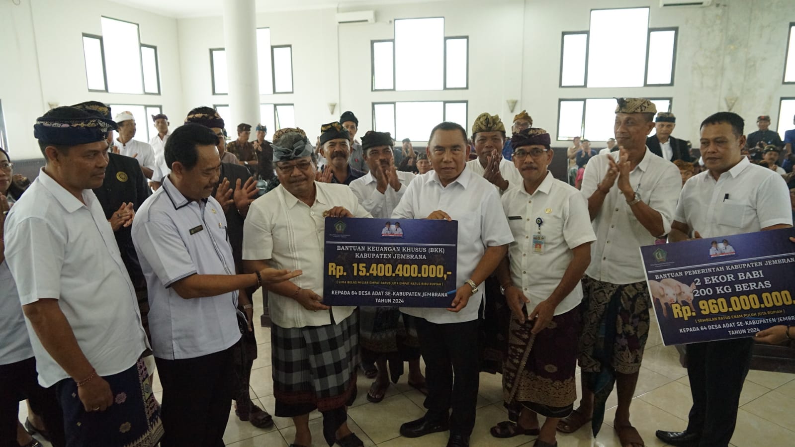 Penyerahan bantuan secara simbolis kepada seluruh desa adat se Jembrana.