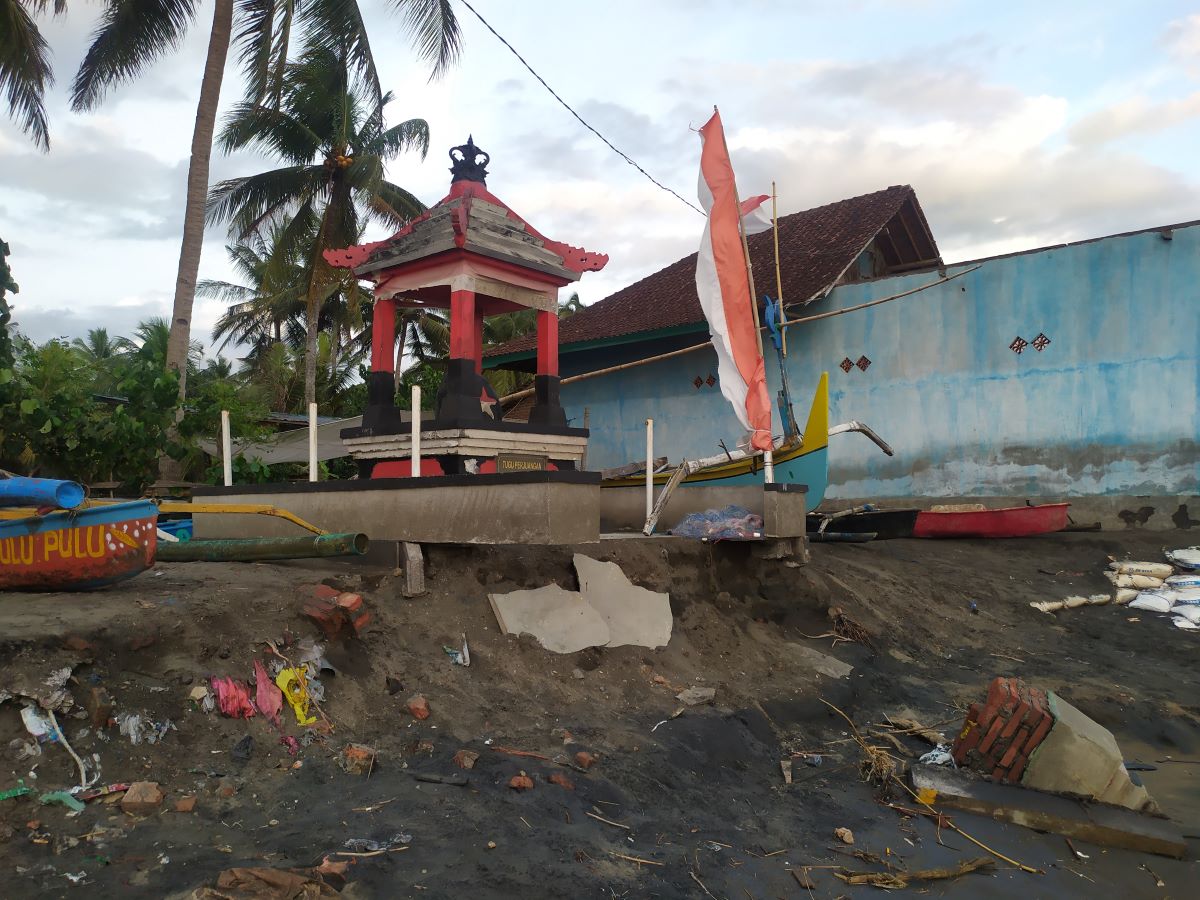 TERGERUS: Tonggak pelabuahn pebuahanJembrana yang nyaris ambrol digerus abrasi.