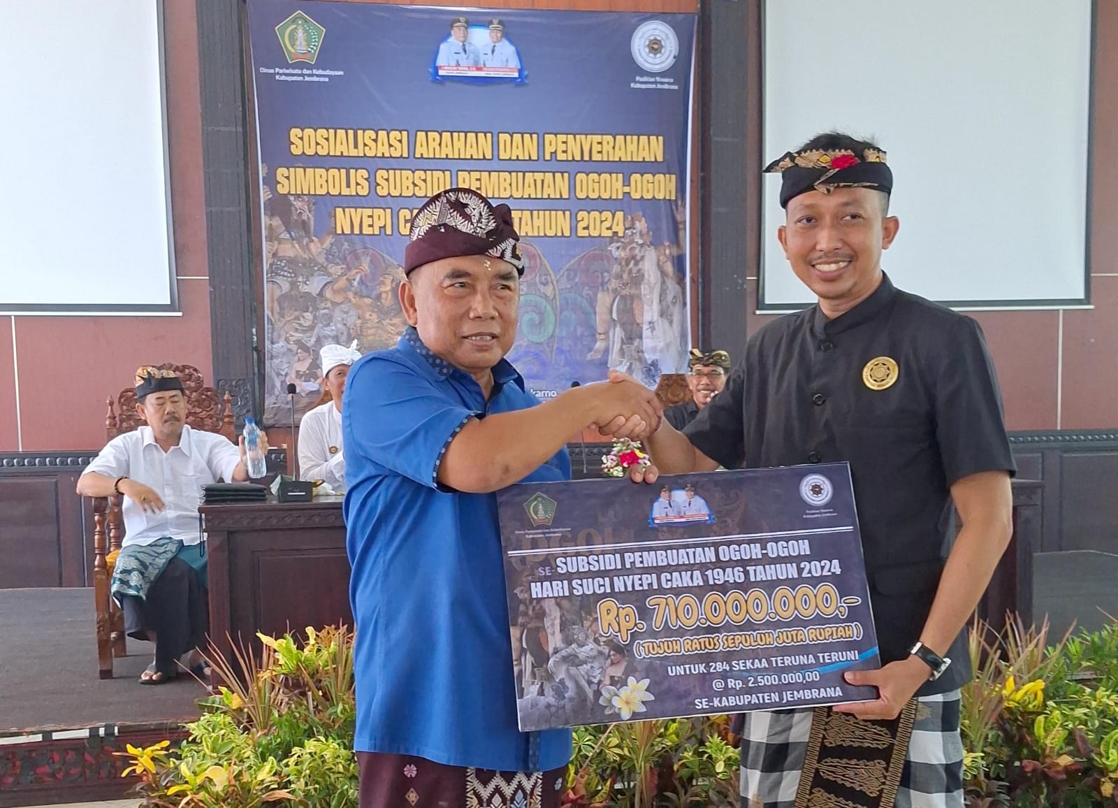 LESTARIKAN BUDAYA: Bupati Jembrana I Nengah Tamba melakukan penyerahan simbolis dana apresiasi STT untuk pembuatan Ogoh -ogoh. (Pemkab Jembrana)